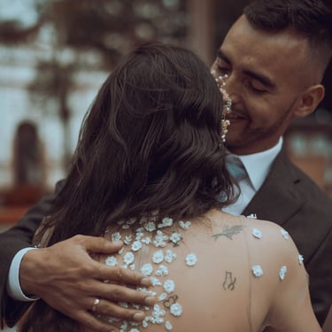 Novios en su primer beso durante boda en Bogotá — fotografía documental TheLens.