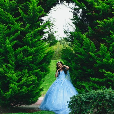 Detalle del maquillaje de quinceañera en Bogotá — TheLens.