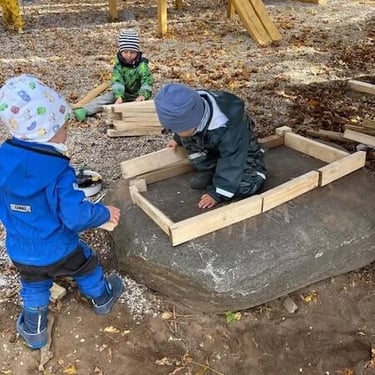 Klaipėdos Valdorfo darželis - vaikai žaidžia lauke