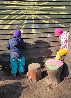 Klaipėdos Valdorfo darželis - vaikai žaidžia lauke