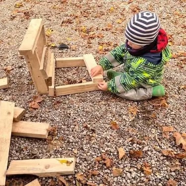 Klaipėdos Valdorfo darželis - vaikai žaidžia lauke su natūraliais žaislais