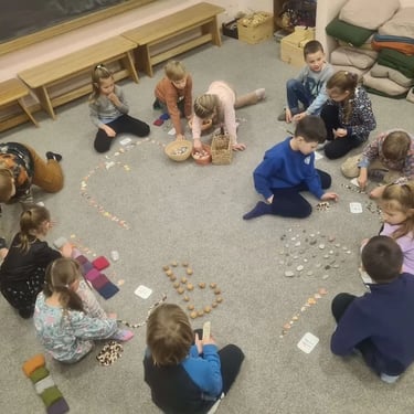 1 klasė Klaipėdos Valdorfo mokykloje - vaikai mokosi skaičiuoti