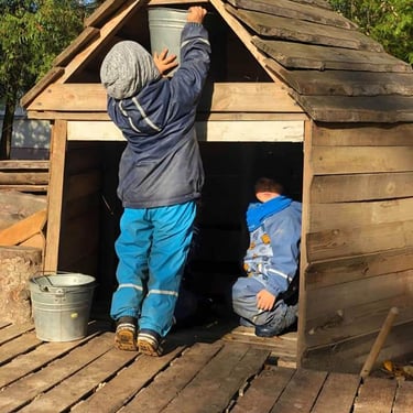 Vaikai žaidžia lauke - Klaipėdos Valdorfo darželis