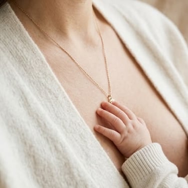 Een verfijnde close-up van een babyhandje dat rust op de borst van een moeder