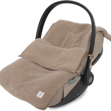 Jollein voetenzak Cloudy Rib Milky Coffee voor autostoel en kinderwagen.