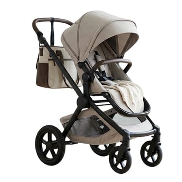 Luxe taupekleurige kinderwagen met bruine leren details, vrijstaand tegen een witte achtergrond