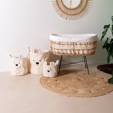 Handgemaakt Childhome rotan wiegje met natuurlijk vlechtwerk in een sfeervolle boho babykamer