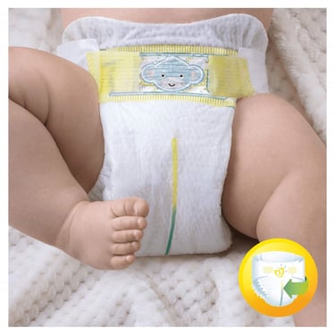 Pampers luier met urine indicator streep duidelijk zichtbaar