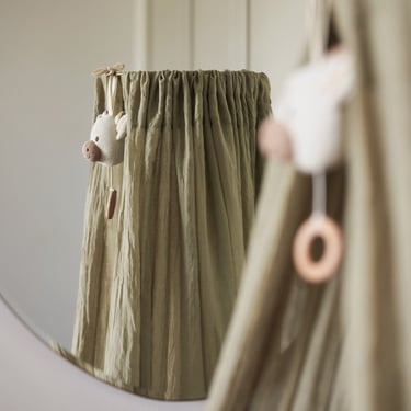 Sfeervol katoenen hemeltje zorgt voor geborgenheid en rust in een dromerige babykamer