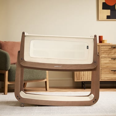 De SnüzPod 5 wieg in de reflux-stand op het houten onderstel