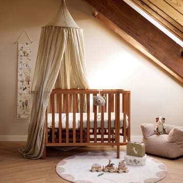 Styling van een trendy teddy fauteuil gecombineerd met aardetinten in een babykamer