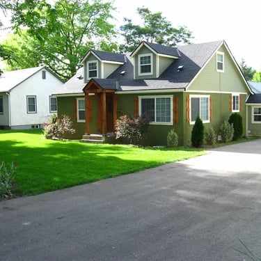Spacious off-street driveway parking available for residents at Agate Student House near the BSU campus.