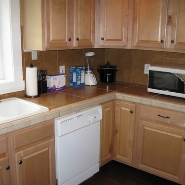 Fully furnished, modern kitchen with updated appliances at Agate Student House near Boise State University.