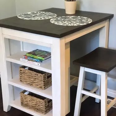 kitchen dining table and seating for residents at Agate off-campus student housing near BSU.