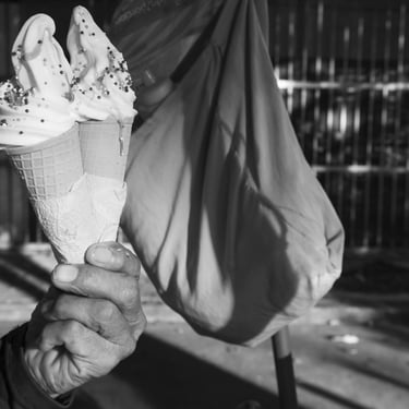 Las manos del vendedor de helados conservan el frío y la dulzura