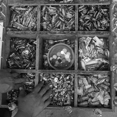 Las manos del vendedor de dulces pequeña fábrica de constancia