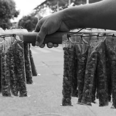 Las manos del vendedor de maní pequeñas fábricas de constancia