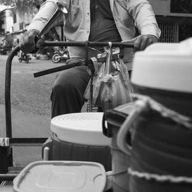 Las manos del vendedor de mazamorra mezclan paciencia y tradición