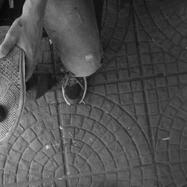 Las manos del zapatero conocen el peso del caminar