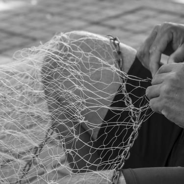 Las manos del tejedor de atarrayas hablan de herencia.