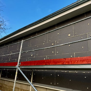 Chantier pose d'ITE avant mise en place des chevilles 