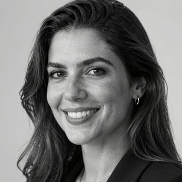 Close-up portrait of Fernanda Camargo, professional journalist, elegant, smiling, warm natural light, black and white.