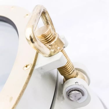 Détail fermeture grand hublot ouvrant acier et laiton 450 mm