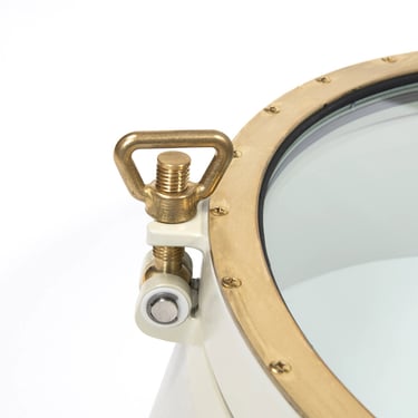 Détail de la fermeture d'un très grand hublot 600 mm acier et laiton