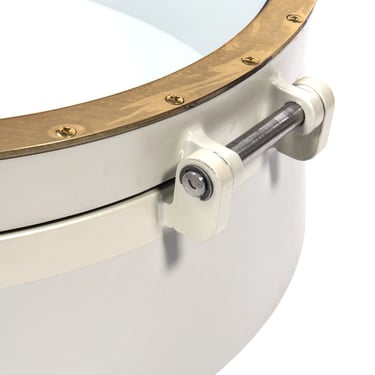 Détail du gond d'un très grand hublot 600 mm acier et laiton