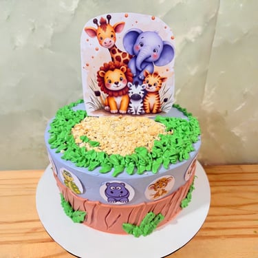 Pastel de cumpleaños de Safari con lindos adornos de animales de dibujos animados como un león, una 