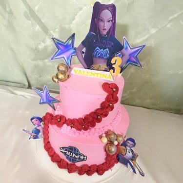 Pastel de cumpleaños rosa personalizado de dos niveles para el tercer cumpleaños de Valentina con ad