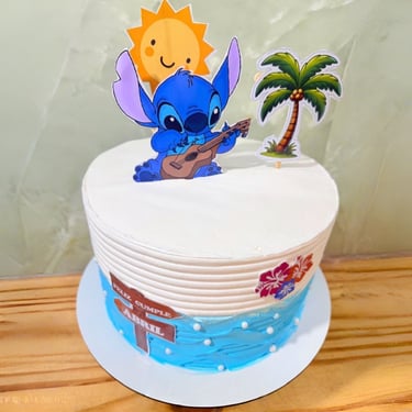 Pastel de cumpleaños personalizado con temática de Lilo y Stitch con un topper de Stitch tocando uke