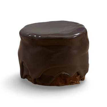Una golosina gourmet de malvavisco cubierto de chocolate con una capa de ganache brillante sobre un 