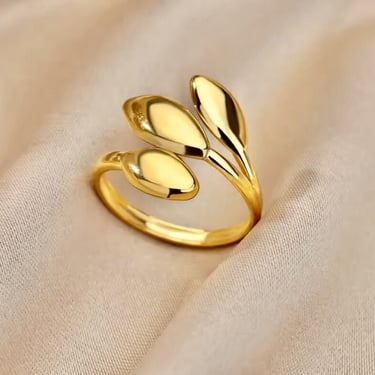 Anillo color dorado formando tres hojas.