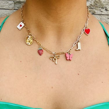 Mujer con collar personalizado de estilo moderno.