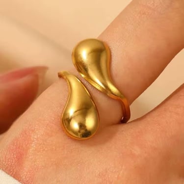Anillo dorado minimalista con diseño orgánico en forma de gotas, joyería moderna de Moreina Joyería.
