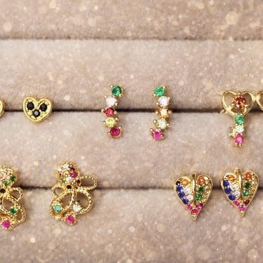 Aretes dorados con cristales de colores y diseño en forma de corazón, joyería delicada y elegante de Moreina Joyería.