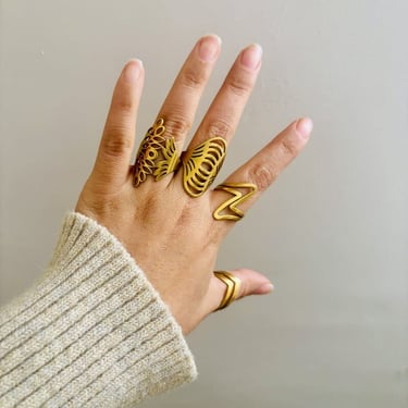 Mano con anillos personalizados color dorado.