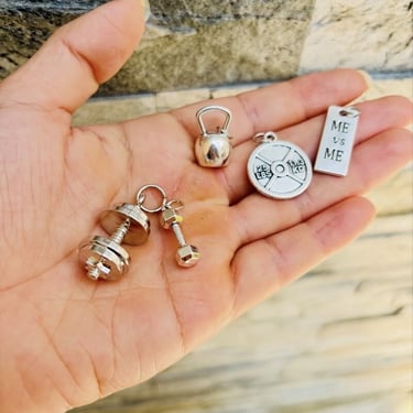 Dijes en forma de mancuernas, pesas, para los collares.