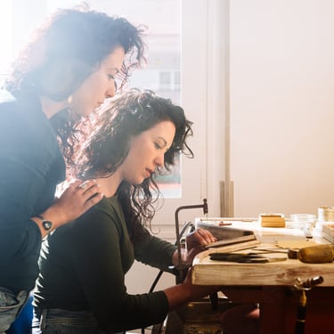 madre e hija en taller haciendo joyería artesanal