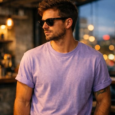 Model pria memakai kaos polos warna lillac cotton combed