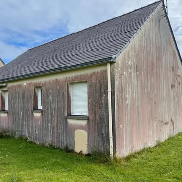 Résultat impeccable après un ravalement de façade et l'application d'un traitement hydrofuge professionnel par DM Rénovation