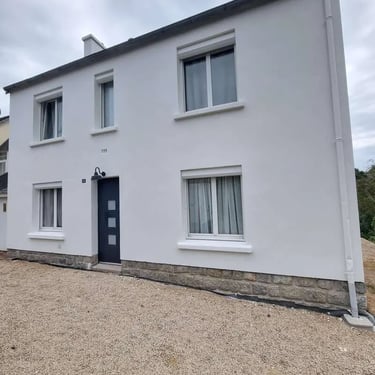 Ravalement complet et traitement hydrofuge par notre artisan à Plouescat