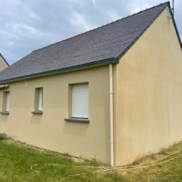 Façade de maison dans le Finistère fortement dégradée par l'humidité et les algues rouges avant notre intervention