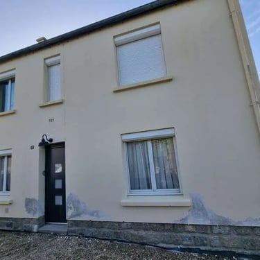 Maison exposée aux embruns avant son ravalement de façade à Plouescat, sur la Côte des Sables