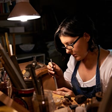 mujer creando joyeria