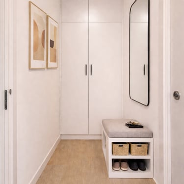 Ingresso moderno e minimal con panca contenitiva per scarpe, armadio filo muro e grande specchio in metallo nero opaco