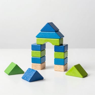 Juguetes educativos de madera y bloques de construcción infantiles sobre un fondo claro y brillante, foto de estudio.