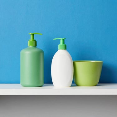 Accesorios modernos para el hogar y productos de conveniencia diaria sobre una repisa minimalista, iluminación brillante.