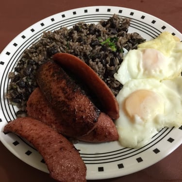 las brasas gallo pinto con salchichon y huevos, rice and beans, eggs and sausage